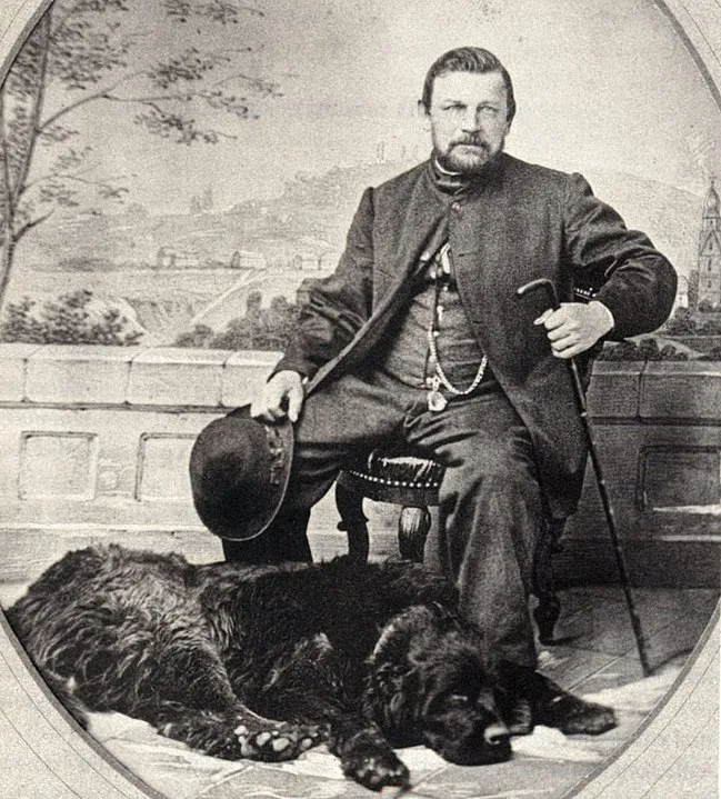 Historiskt foto på hunduppfödaren Heinrich Essig och en av hans första Leonberger